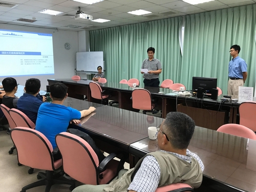 Teacher Kuei-Chih Feng gave a brief introduction to Dr. Shi-Zhe Jiang