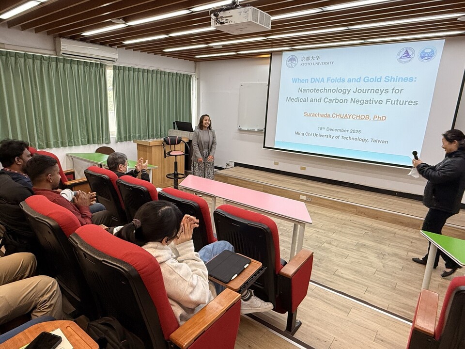 《When DNA Folds and Gold Shines: Nanotechnology Journeys for Medical and Carbon Negative Futures​​​​》Professor Surachada Beer ChuaychobImage