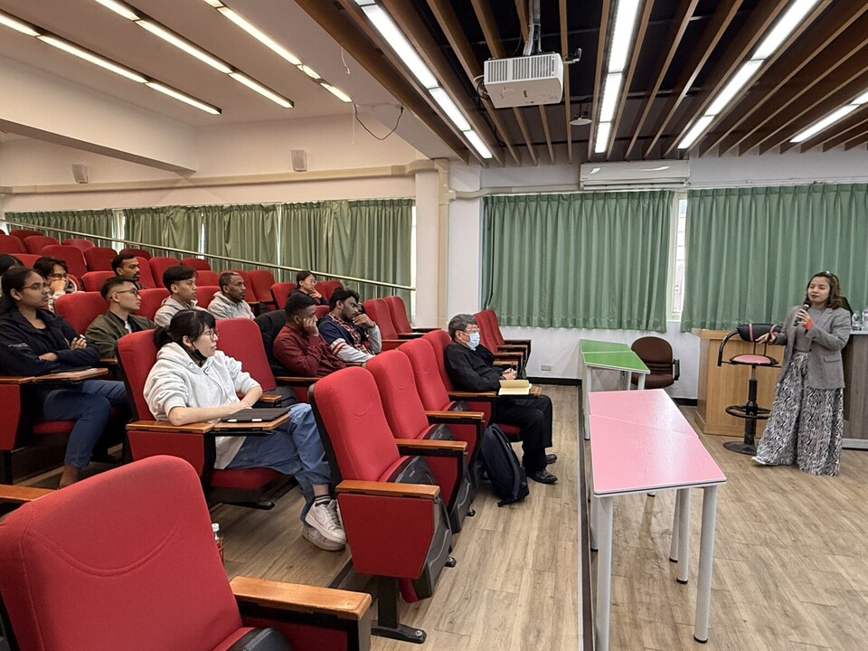 《When DNA Folds and Gold Shines: Nanotechnology Journeys for Medical and Carbon Negative Futures​​​​》Surachada Beer Chuaychob教授​圖片