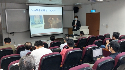 陳松青總經理說明生醫材料開發流程及應用面
