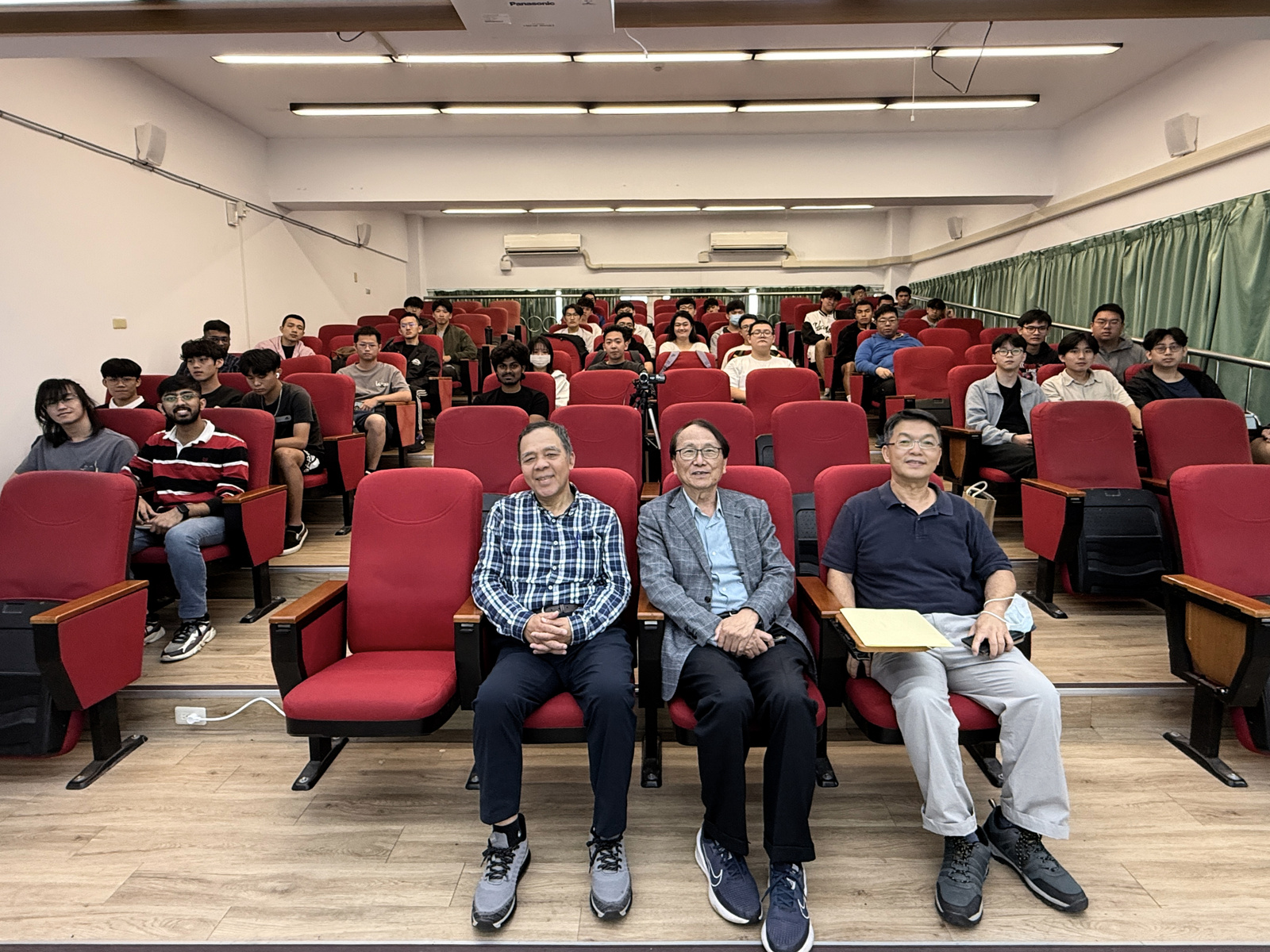 【Invited Talk】《U.S. Economic and Trade Policy: How Should Taiwan’s Technology Industry Respond?》Mr. Pai-Lu Wang, DirectorImage