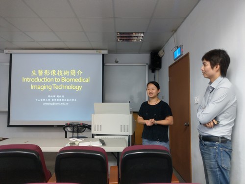 Teacher Chi-Yun Wang gave a brief introduction to Associate Professor Ping-Huei Tsai
