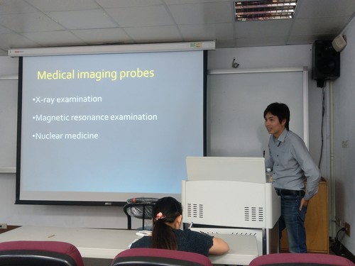 Associate Professor Ping-Huei Tsai explain the use of medical imaging probes