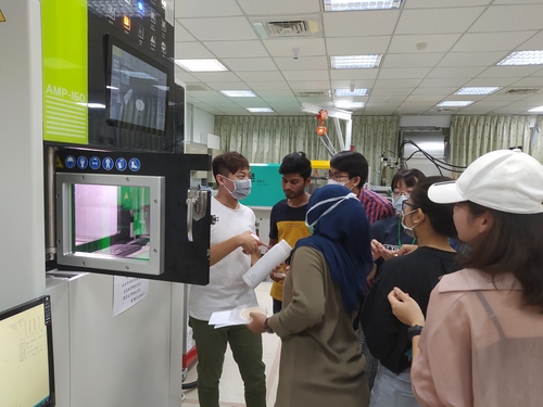 Students visiting the metal 3D printer