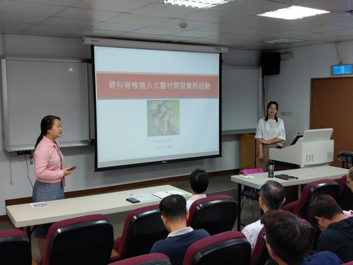Teacher Chi-Yun Wang gave a brief introduction to Product Specialist Shu-Ting Liu