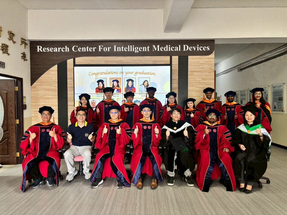 【畢業合照】恭喜生醫暨醫材博士學程114學年度畢業生🎓Image